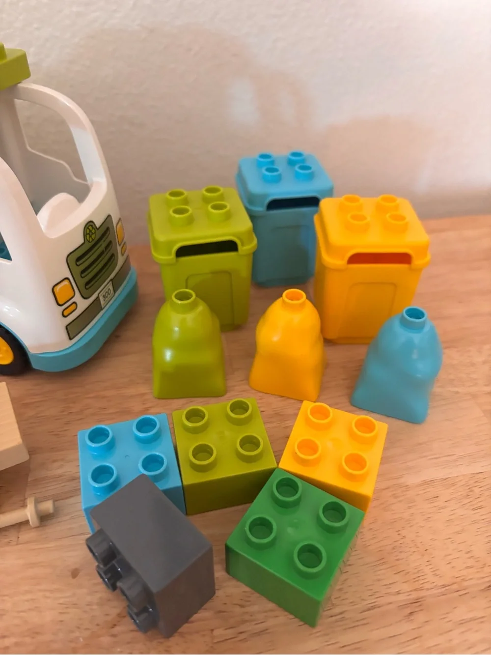 Lego Duplo Garbage Truck and Recycling - Picture 2 of 6